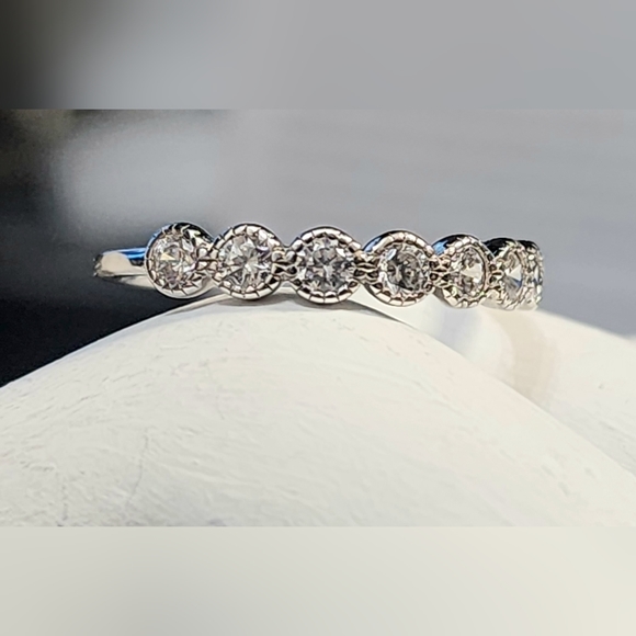 STERLING SILVER AND CUBIC ZIRCONIA RING SIZE 7.5 - Picture 6 of 7